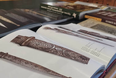 Книжная выставка «Отвага, мужество и честь: история оружия в этнокультурных традициях»