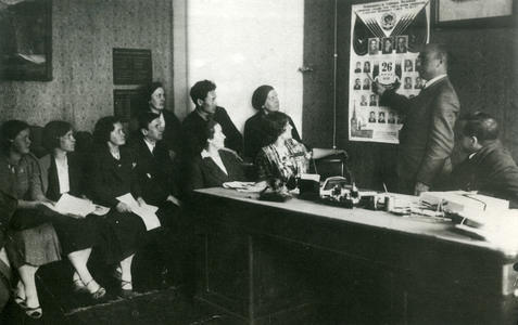 Совещание в дирекции музея. Фотография 1938 г.