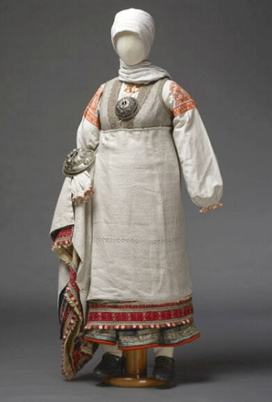 Праздничный костюм замужней женщины округа Руцава.  Латыши. Курляндская губ. ХIХ в. Собрание РЭМ