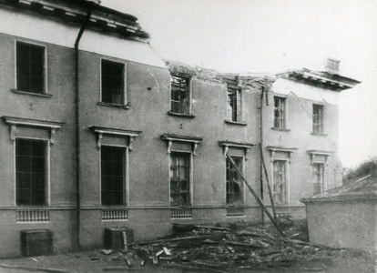 Разрушения  правого (восточного) крыла главного корпуса музея после  попадания первой авиабомбы осенью 1941г.