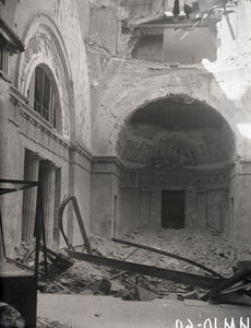 Аванзал музея. Разрушенный после попадания фугасной бомбы во время бомбежки  Ленинграда 5 декабря 1941 г.