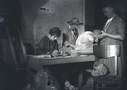 Разборка и размещение экспонатов на места хранения. Фотография 1944 г.