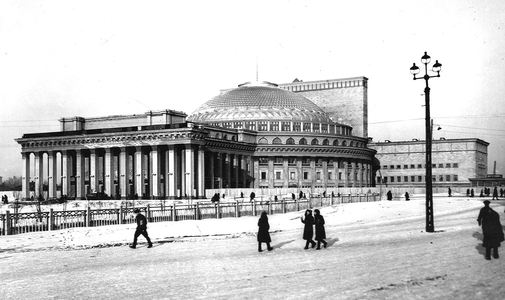 Здание Театра оперы и балета в Новосибирске (1940-е гг.)