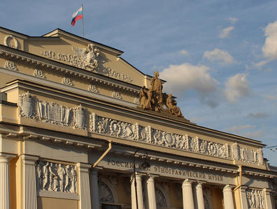 Скульптурная композиция и барельефы на фасаде музея.