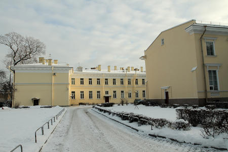 Дворы музея. Вид на Прачечный флигель, сейчас – административный корпус музея.