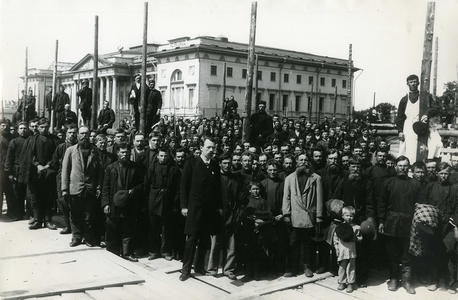 В.Ф. Свиньин с рабочими. 1905 г. Фототека РЭМ.