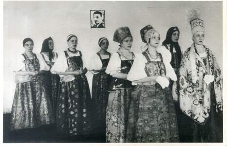 «Северный девичий хоровод» – сцена из репертуара Этнографического театра. 1930–1932 г.