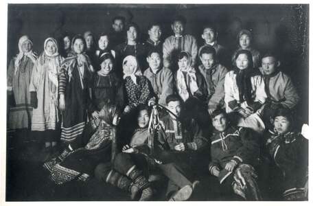 Студенты Института народов Севера, выступавшие в Этнографическом театре. 1930–1932 гг.