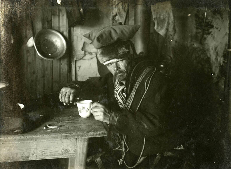Мужчина с арканом. Норвегия, Финнмарк. 1908 г. Саамы. Фотоархив РЭМ