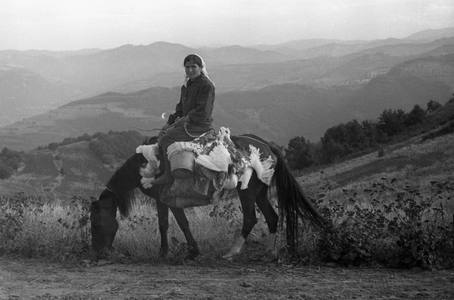 8892-119. Женщина, возвращающаяся с летних пастбищ. Армянская ССР, Шамшадинский р-н. 1956 г. Армяне