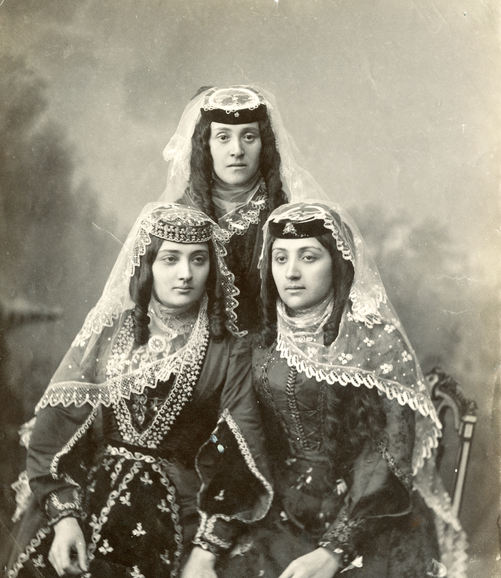Женщины в национальных костюмах. Грузины. Фотоархив РЭМ
