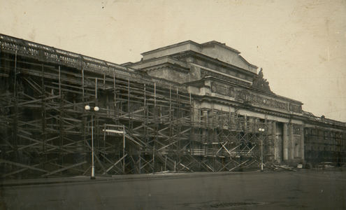 Здание музея в строительных лесах. Фотография 1948 г.