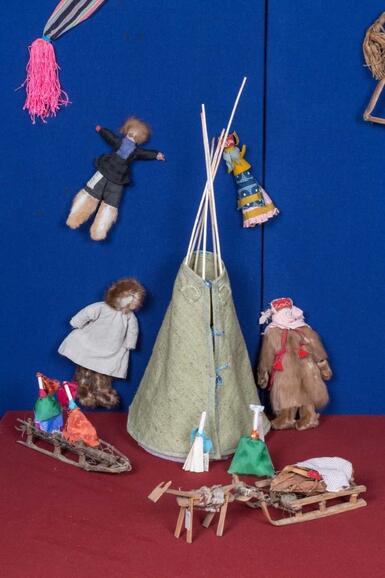 Куклы для игры «в семью». Модель жилища кочевников-оленеводов. Нарты.  Саамы, коми-ижемцы. Выставка «Волшебный мир куклы: игра, ритуал,