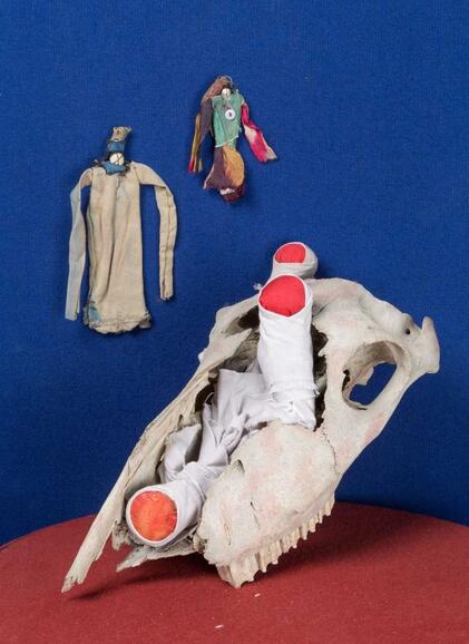 Череп лошади с ритуальными куклами. Казахи. Куклы для лечения коклюша. Узбеки. Выставка «Волшебный мир куклы: игра, ритуал, театр». Российский этнографический муз