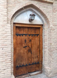 Двери с традиционными мужским и женским дверными молотками, предназначенных, соответственно, для посетителей-мужчин и визитеров женского пола. г. Ордубад, Нахичеванская Автономная Республика